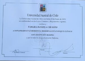 Diplomada en Endodoncia, UACh